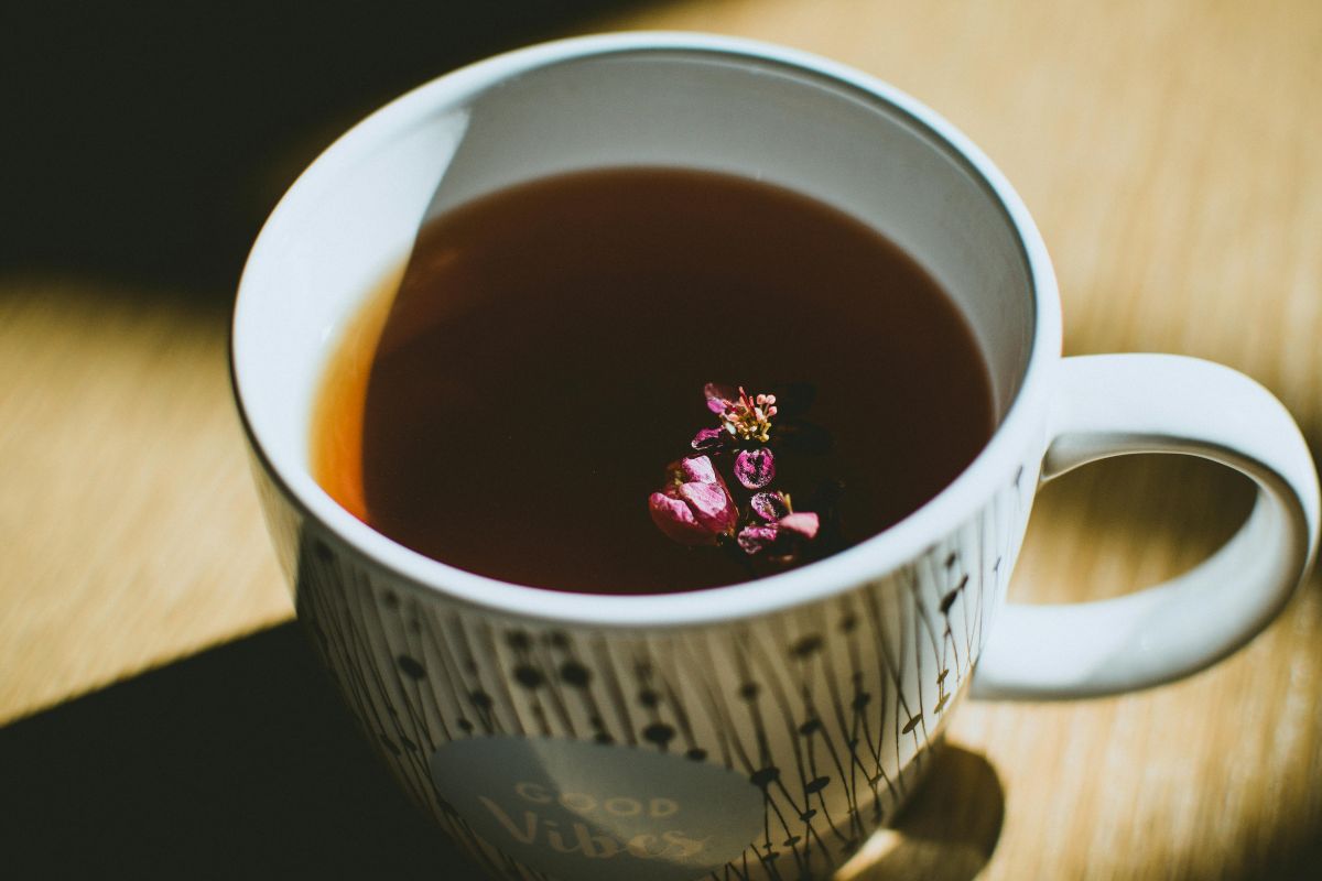 Té caliente hecho con flores comestibles. Foto de Pexels.