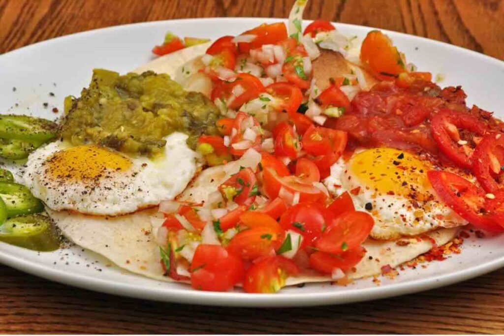 Los huevos divorciados son un clásico imperdible para el desayuno en México.