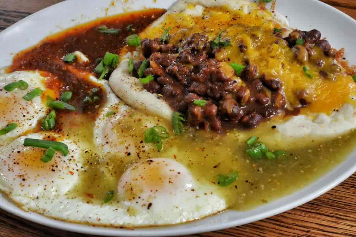 Huevos fritos acompañados con frijoles de la olla. Foto de Flickr.