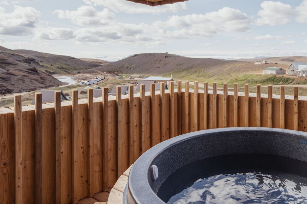 Terraza privada en habitación con jacuzzi. Foto por Deby Beard.