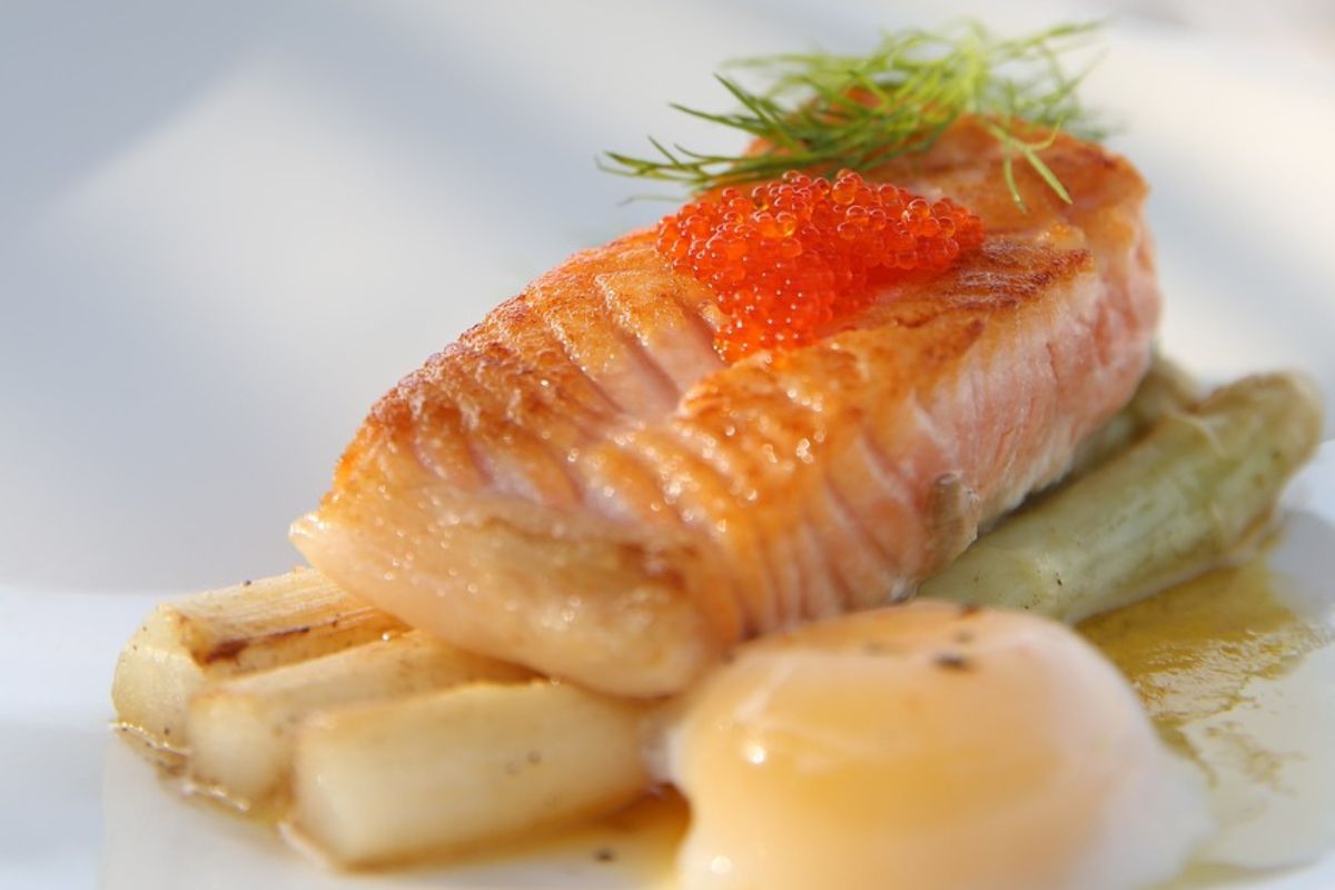 Pescado a la plancha, decorado con masago. Foto de Pexels.