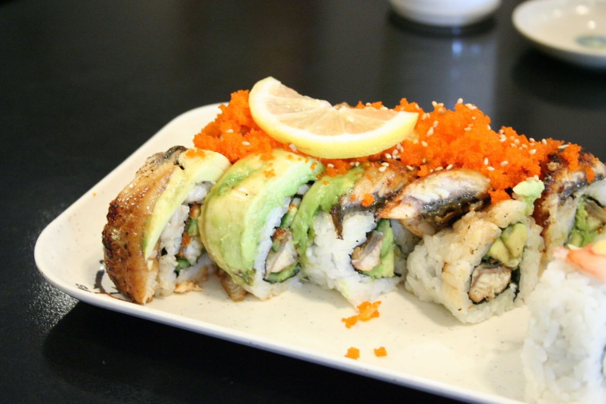 Rollo de sushi con pescado fresco. Foto de Flickr.