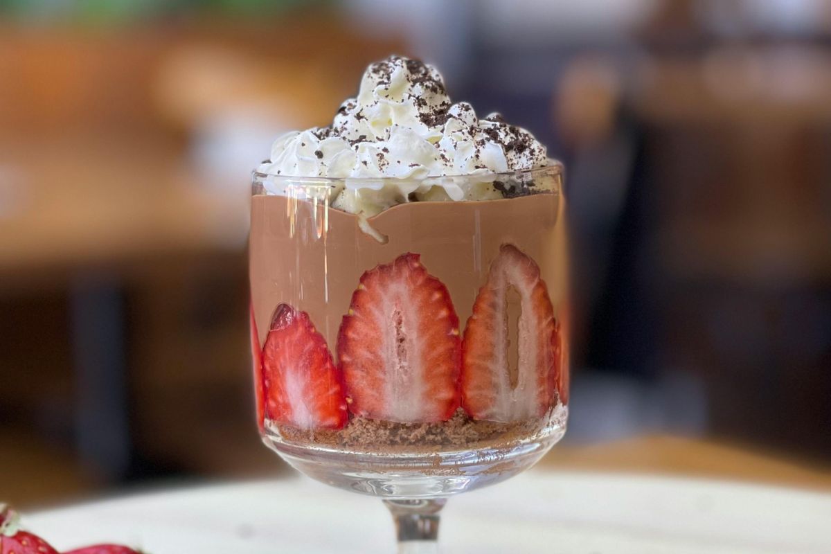 Mousse de chocolate con fresas frescas. Foto de Pexels.