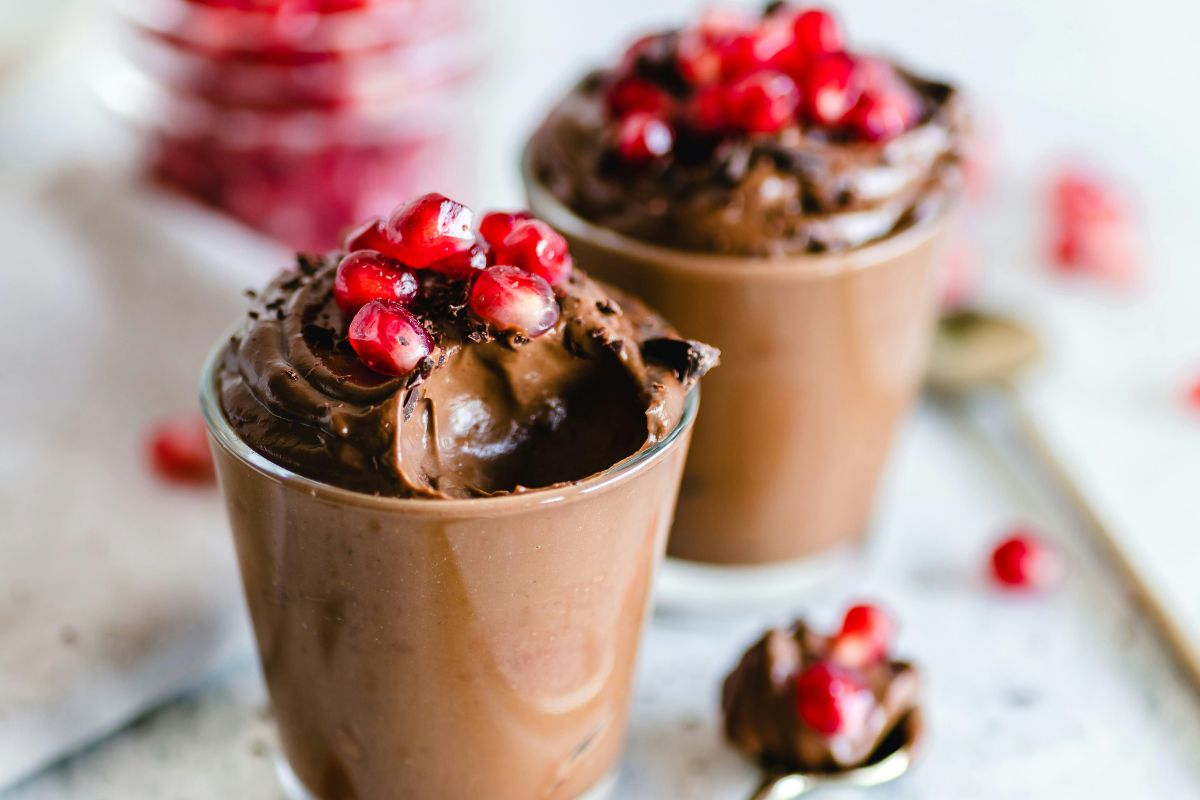 Postre de chocolate con granada roja fresca. Foto de Pexels.