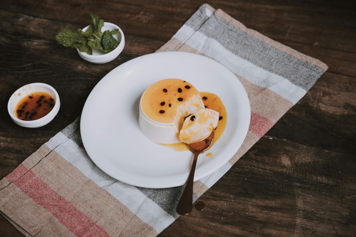 Mousse de queso con maracuyá. Foto de Pexels.