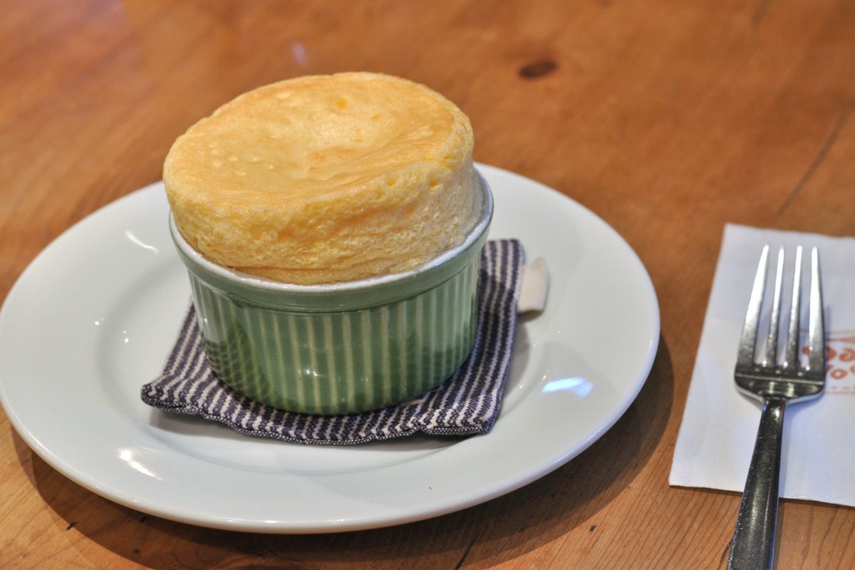 Soufflé de queso recién salido del horno. Foto de Flickr.