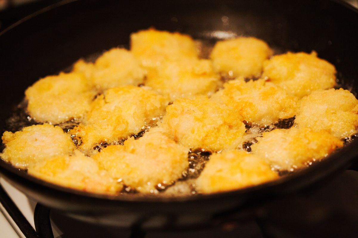 Palomitas de pollo en proceso de fritura. Foto de Flickr.