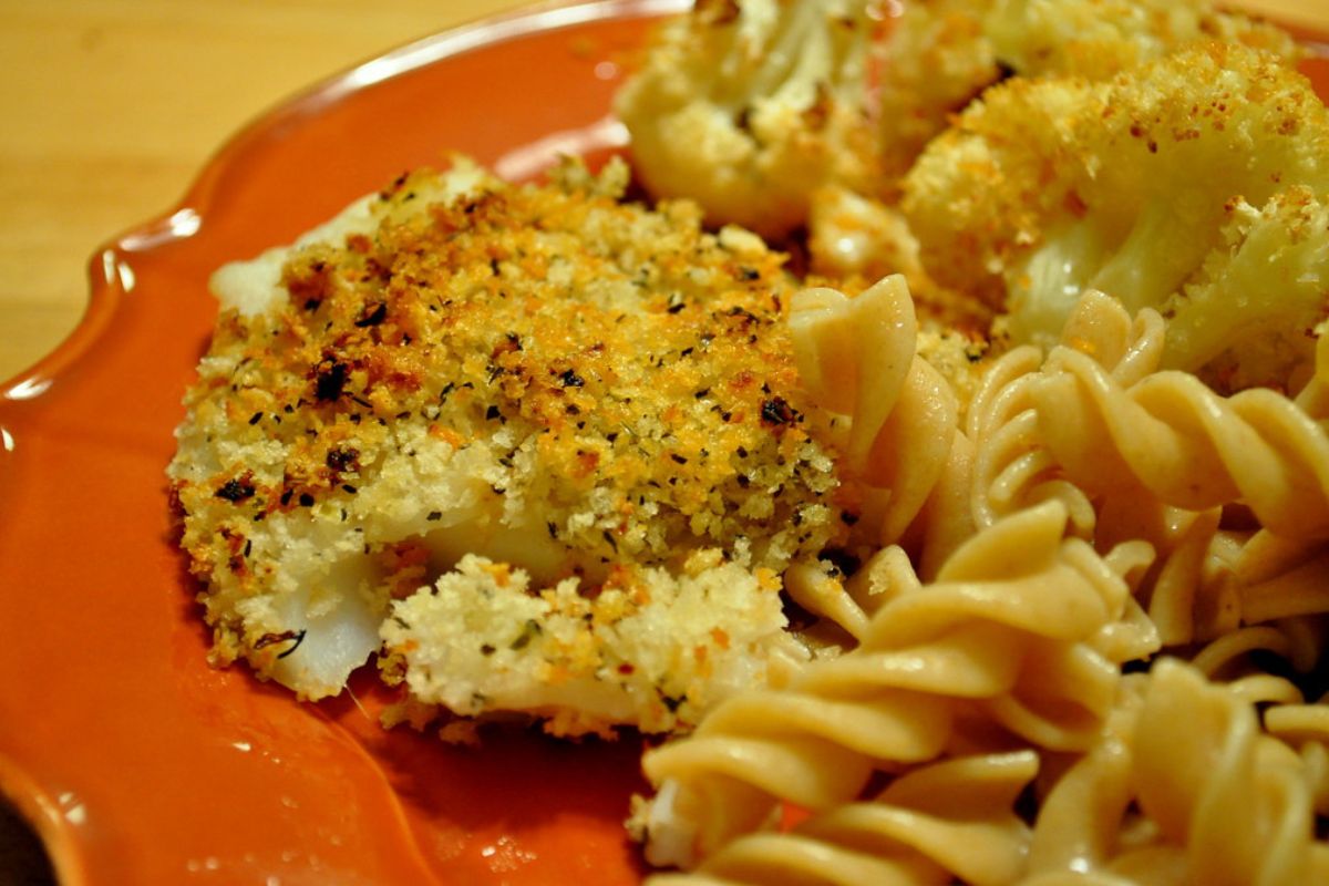 Pollo empanizado con especias, acompañado de pasta fría. Foto de Flickr.