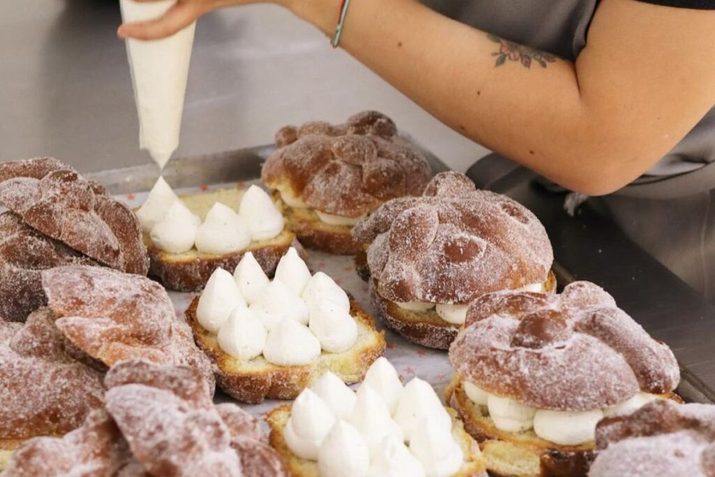 Los postres con pan de muerto presentan propuestas tanto frescas como calientes.