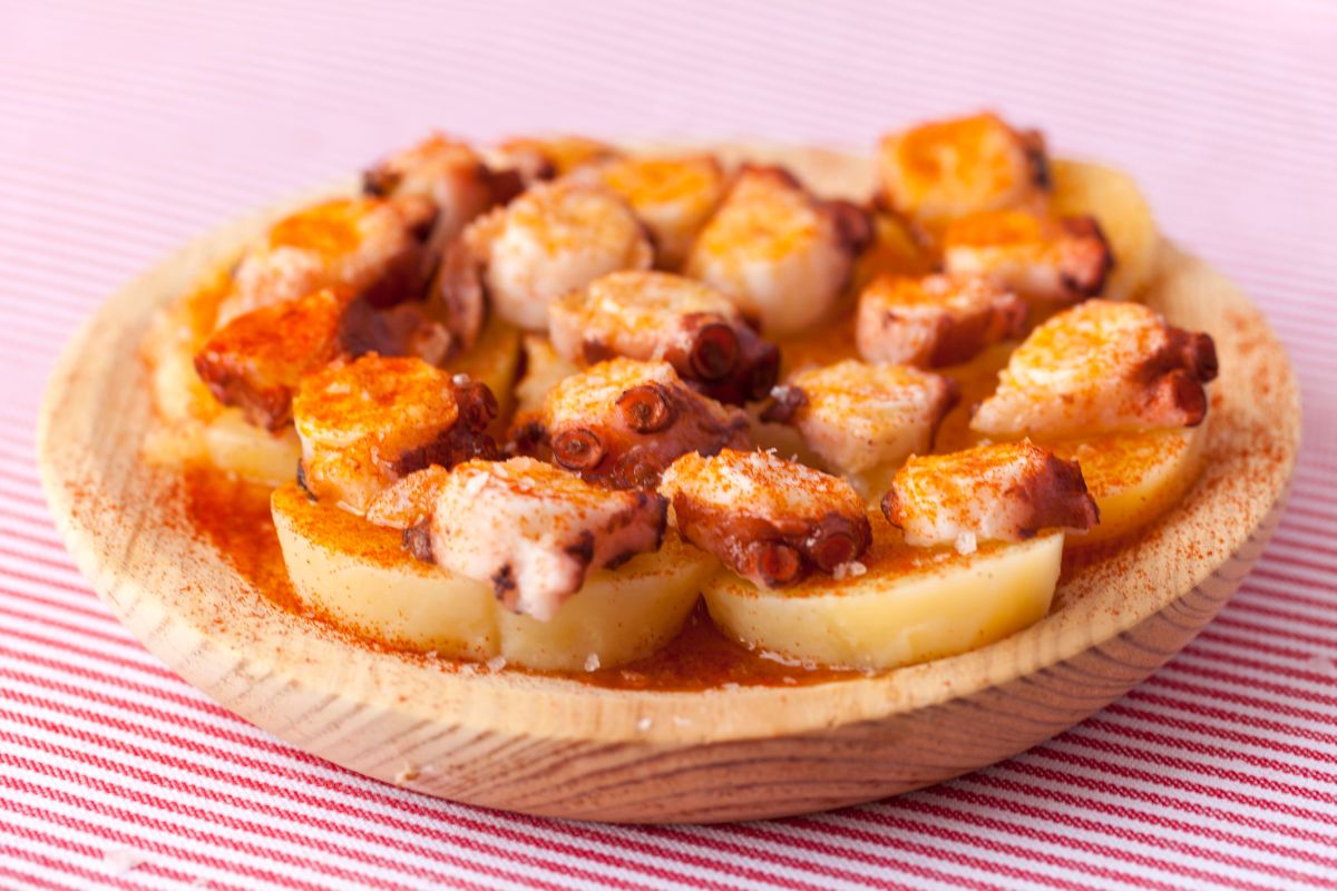 Pulpo a la gallega acompañado de papas cocidas. Foto de Flickr.