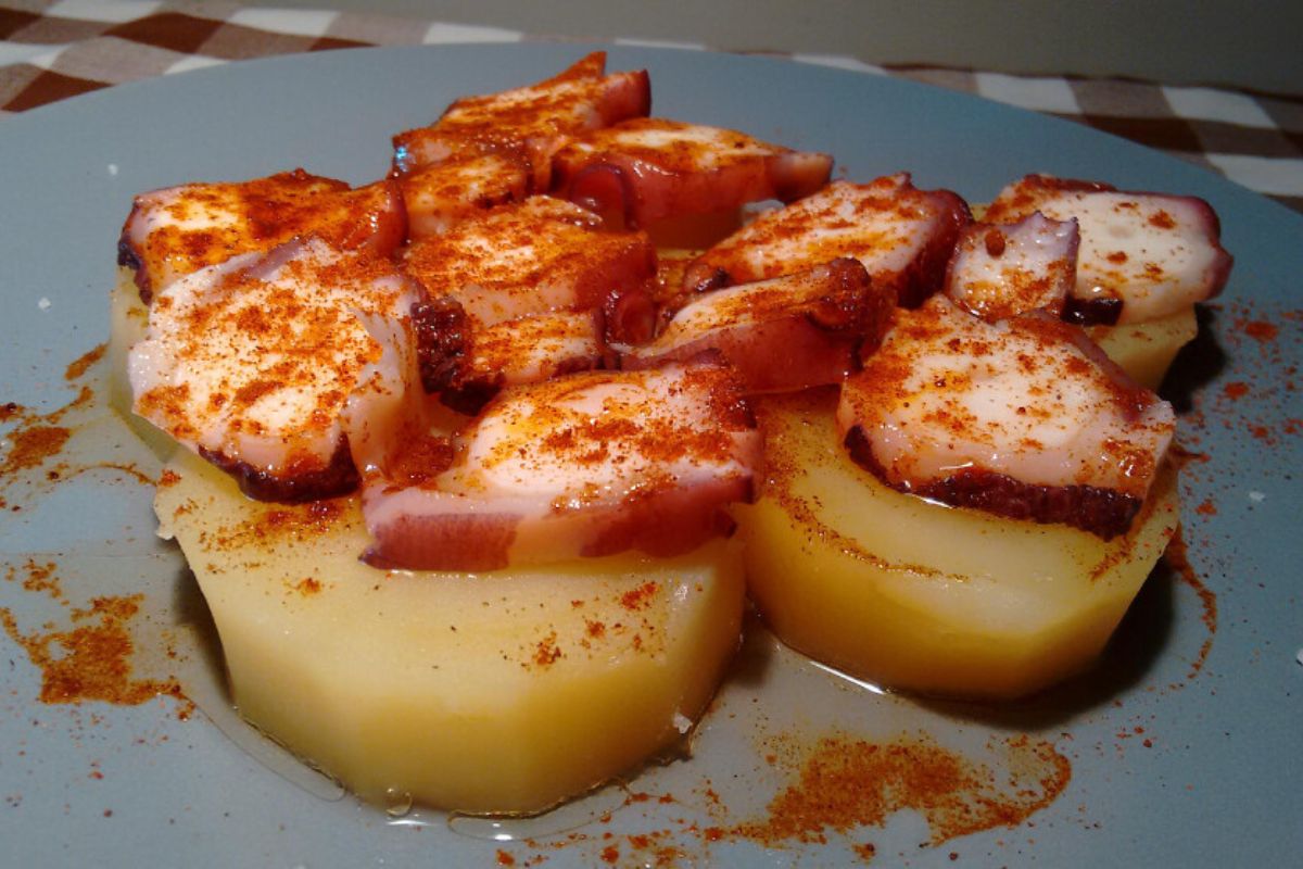 Pulpo a la gallega acompañado de papas cocidas. Foto de Flickr.