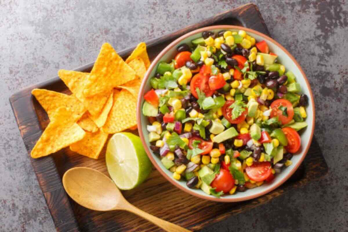 Versión del texas caviar con aguacate. Foto de iStock.