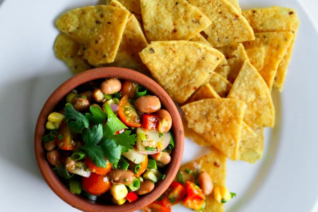 El texas caviar es una botana fresca para acompañar los asados texanos.