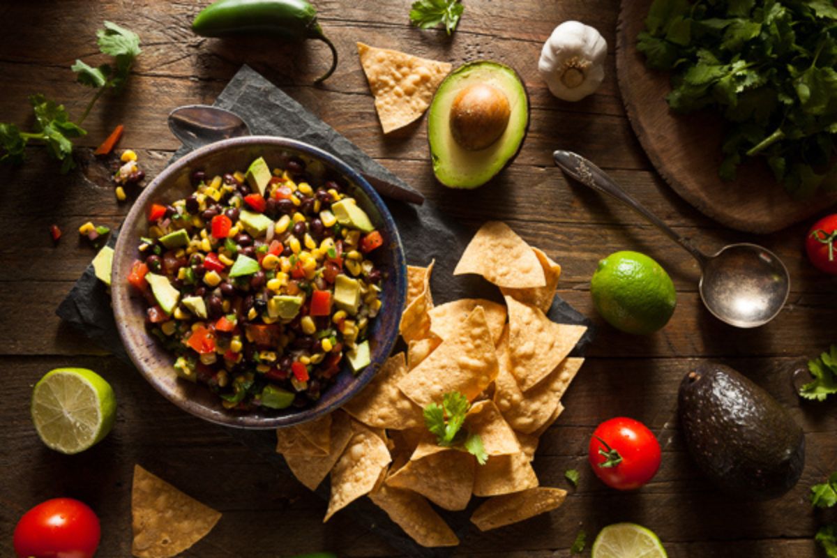 Versión del texas caviar con aguacate. Foto de iStock.