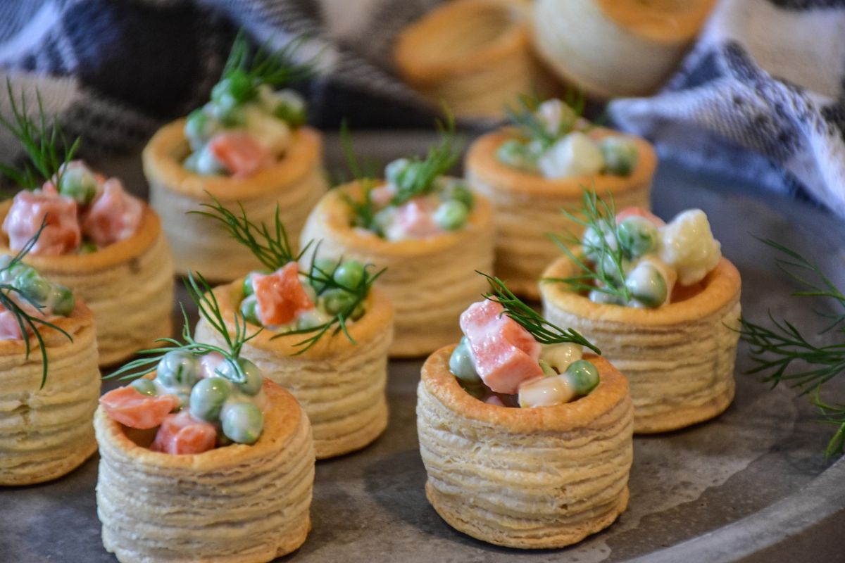 Bocadillos de masa hojaldre y ensalada cremosa. Foto de Pxhere.