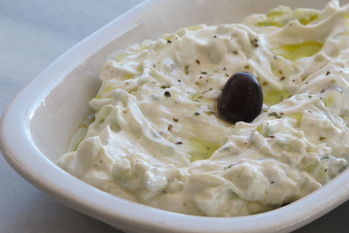 Tzatziki: el dip fresco que no falla y destaca en la cocina griega