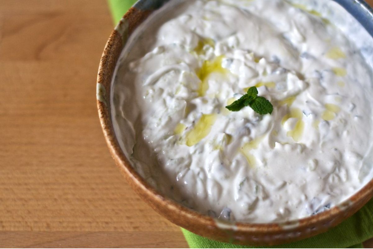 Tzatziki tradicional con aceite de oliva. Foto de Pexels.