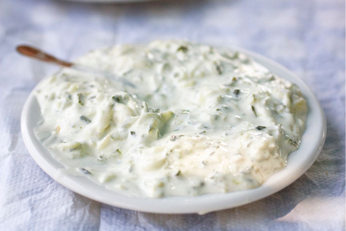 Tzatziki tradicional con aceite de oliva. Foto de Pexels.