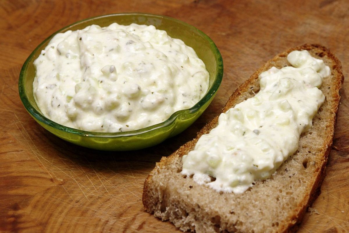 Pan tostado con aderezo cremoso. Foto de Flickr.