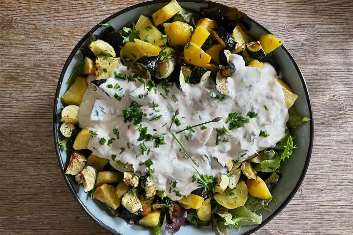 Ensalada de vegetales rostizados con tzatziki. Foto de Pexels.