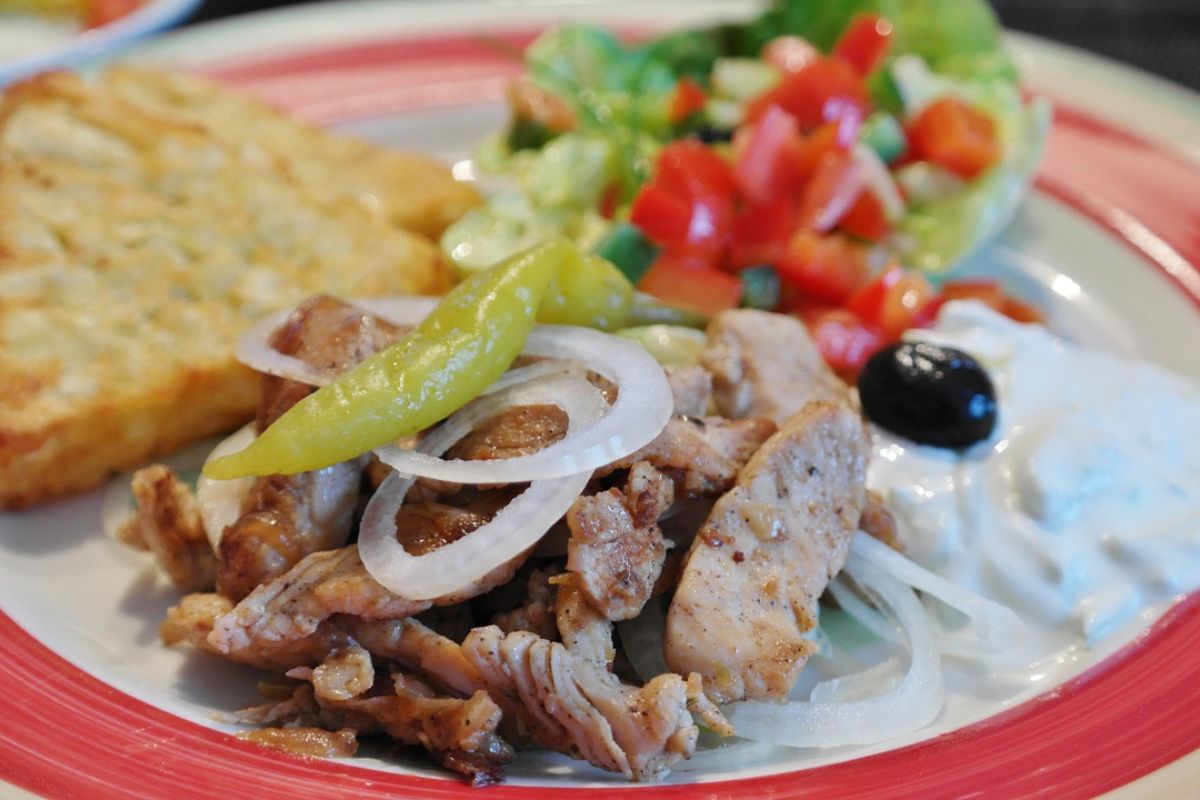 Fajitas acompañadas de aderezo fresco y ensalada. Foto de Flickr.