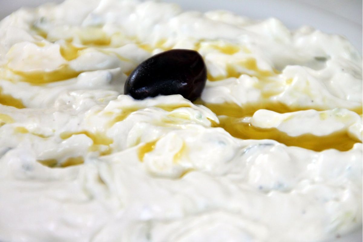 Tzatziki tradicional con aceite de oliva. Foto de Pexels.