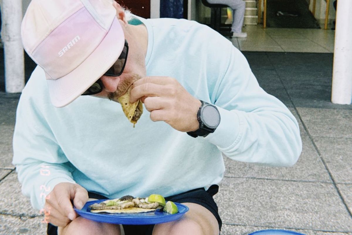 Valtteri Bottas comiendo tacos en CDMX. Foto de Instagram Valtteri Bottas.