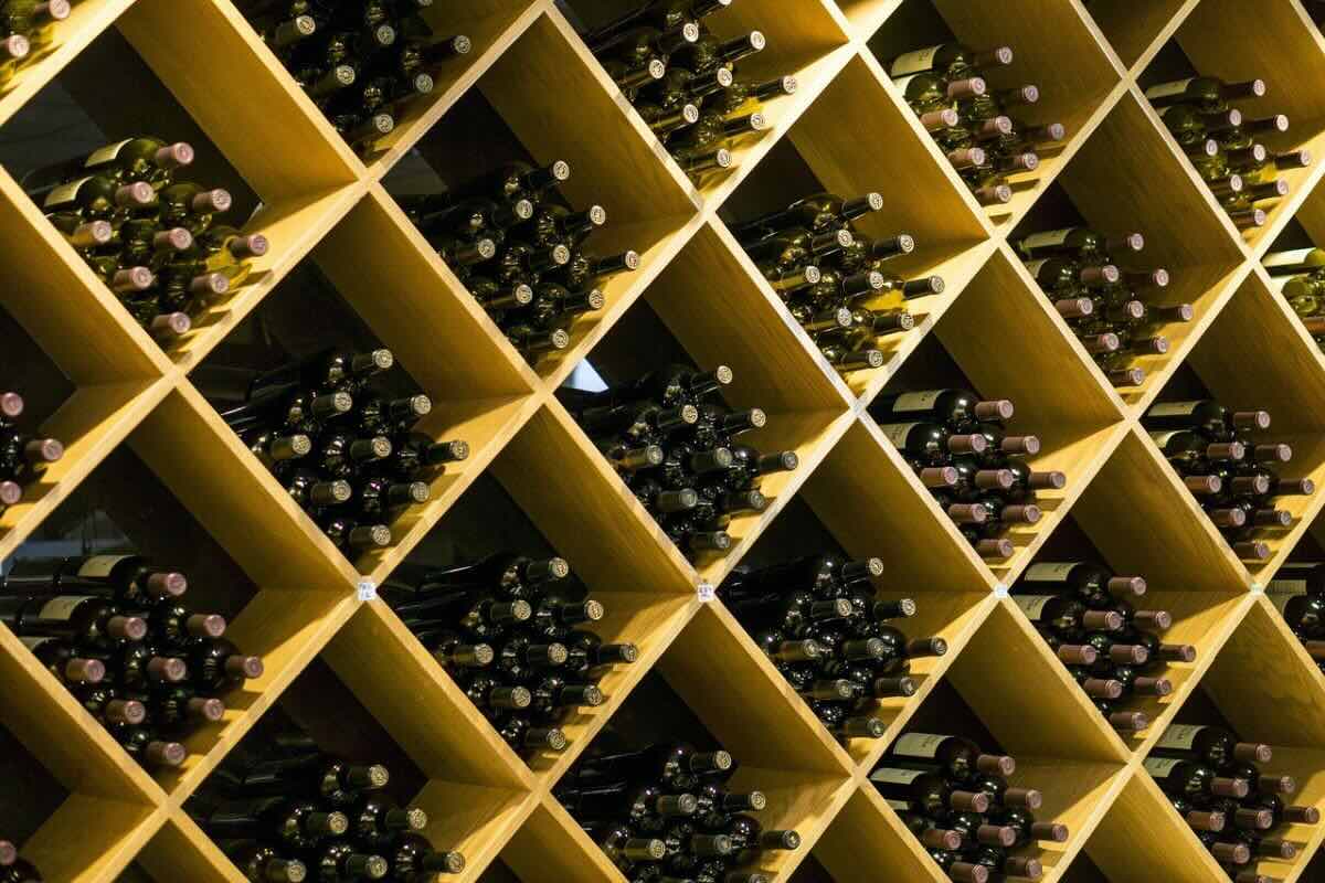 Forma común de almacenar botellas de vino. Foto de Pixabay.com