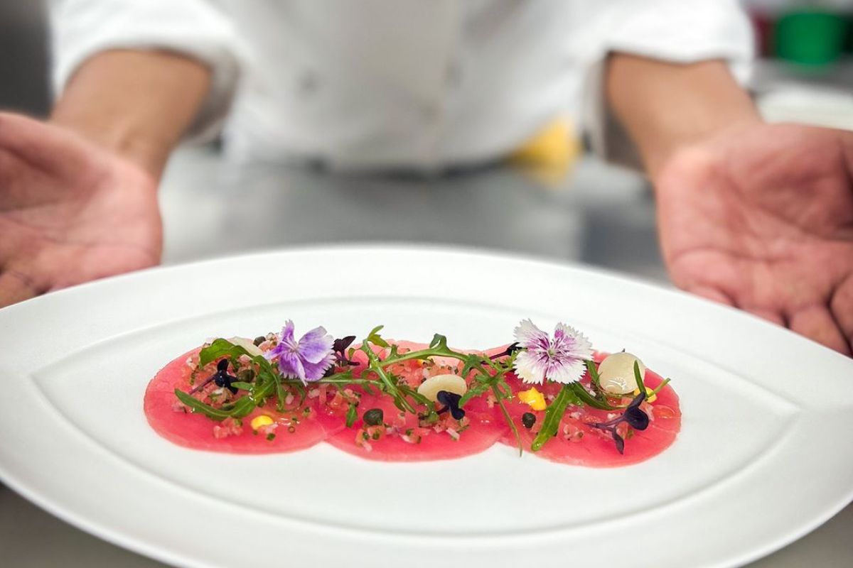 Sashimi de atún con brotes frescos. Foto de Instagram Fantino.