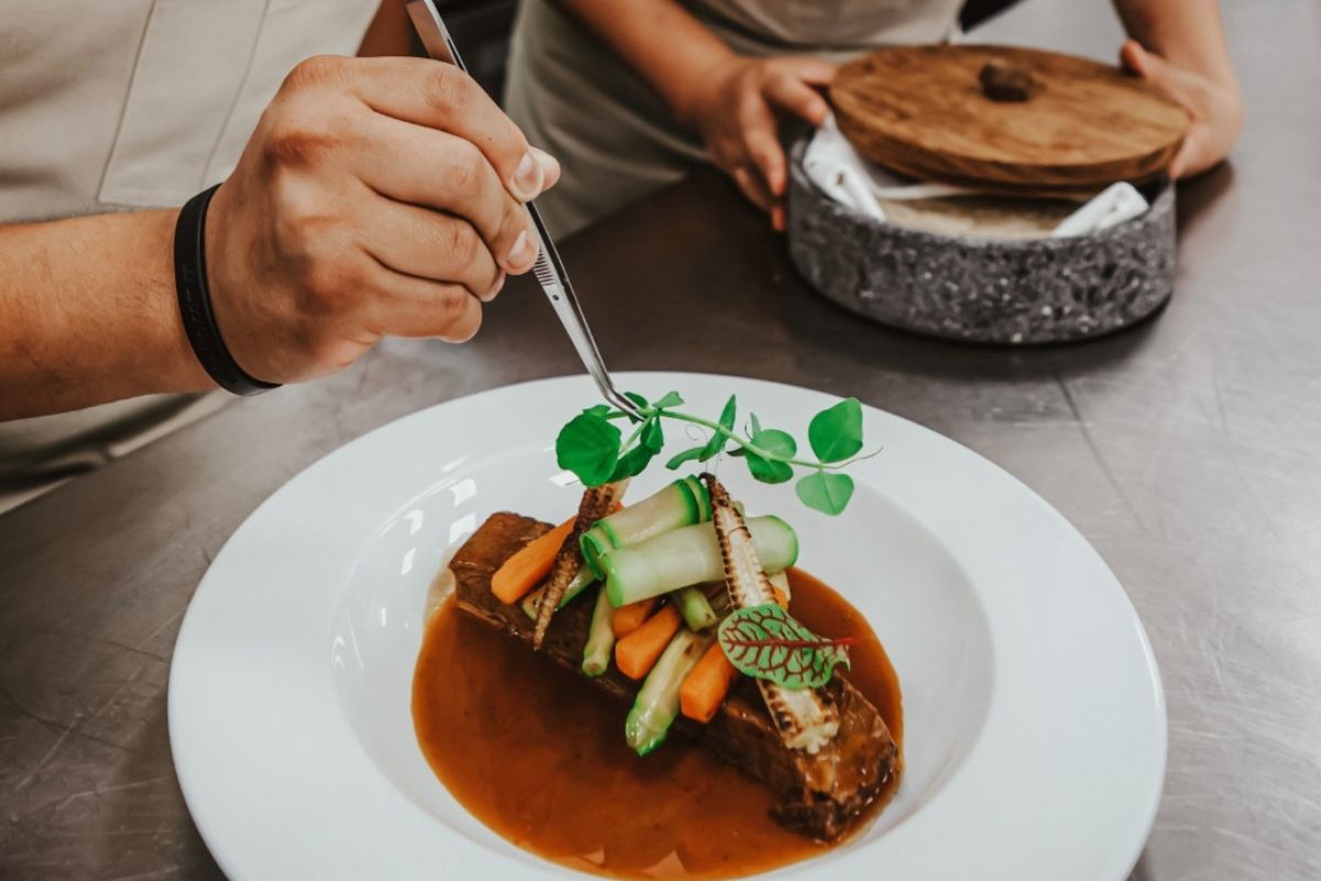 Corte de carne de res bañado en salsa. Foto de Instagram María Dolores.