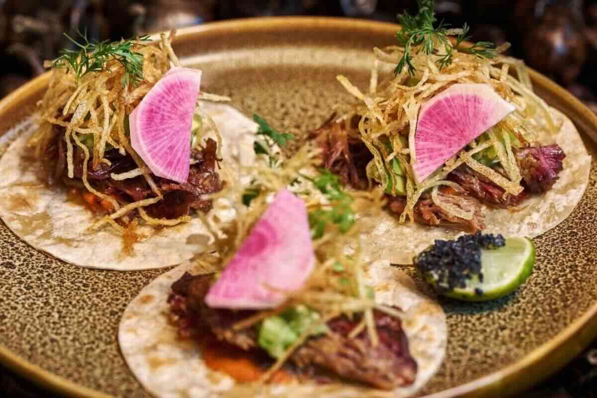 Tacos de short rib con brotes frescos. Foto de Instagram Toro.