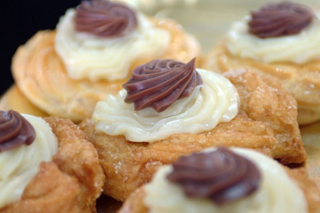 El zeppole es un postre italiano que se fríe y rellena con crema pastelera.