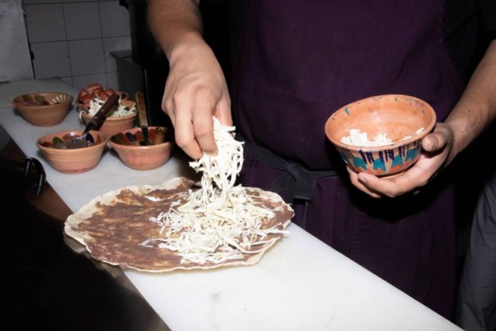 El chef Carlos Galán tiene como pasatiempo jugar basquetbol.