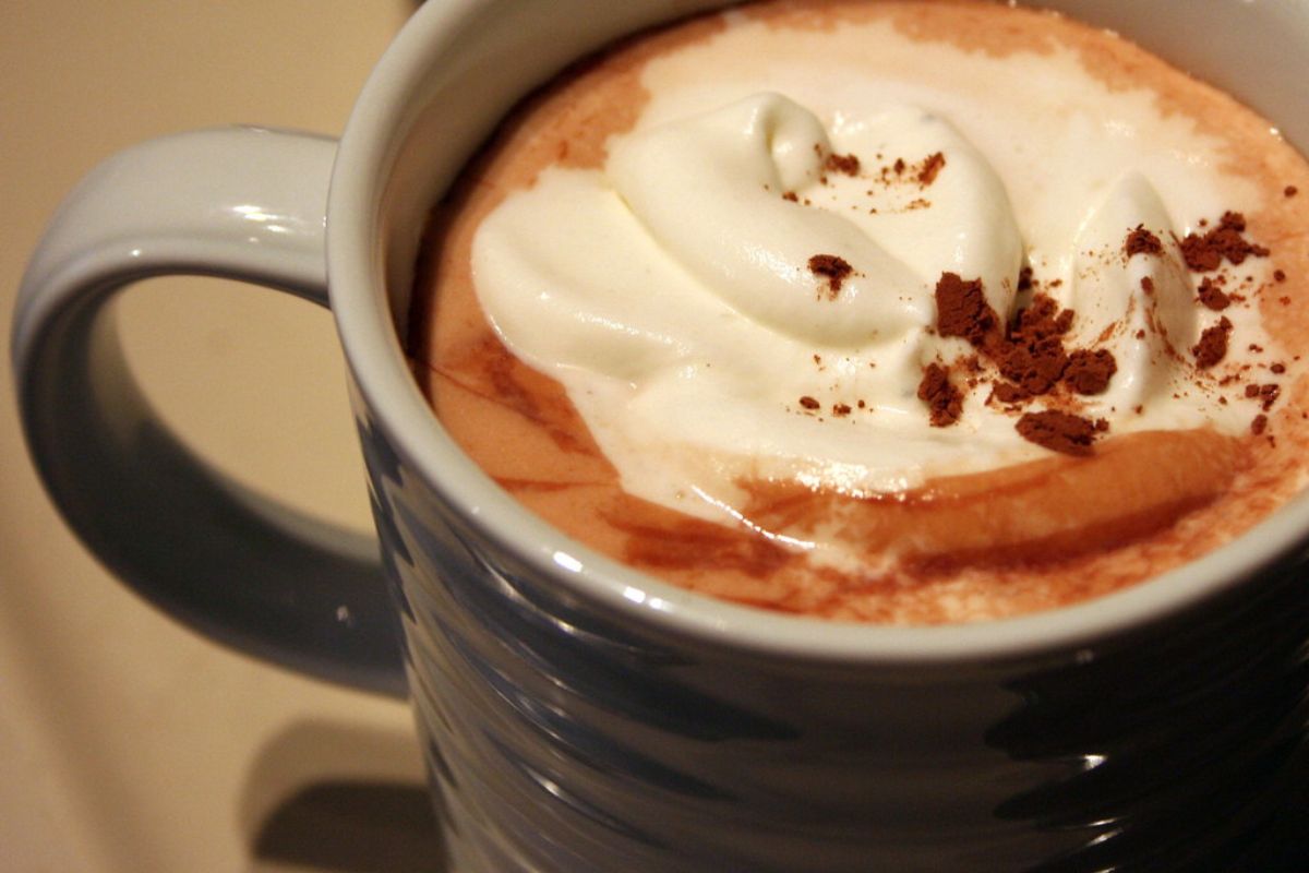 Bebida caliente dulce con crema batida. Foto de Flickr.