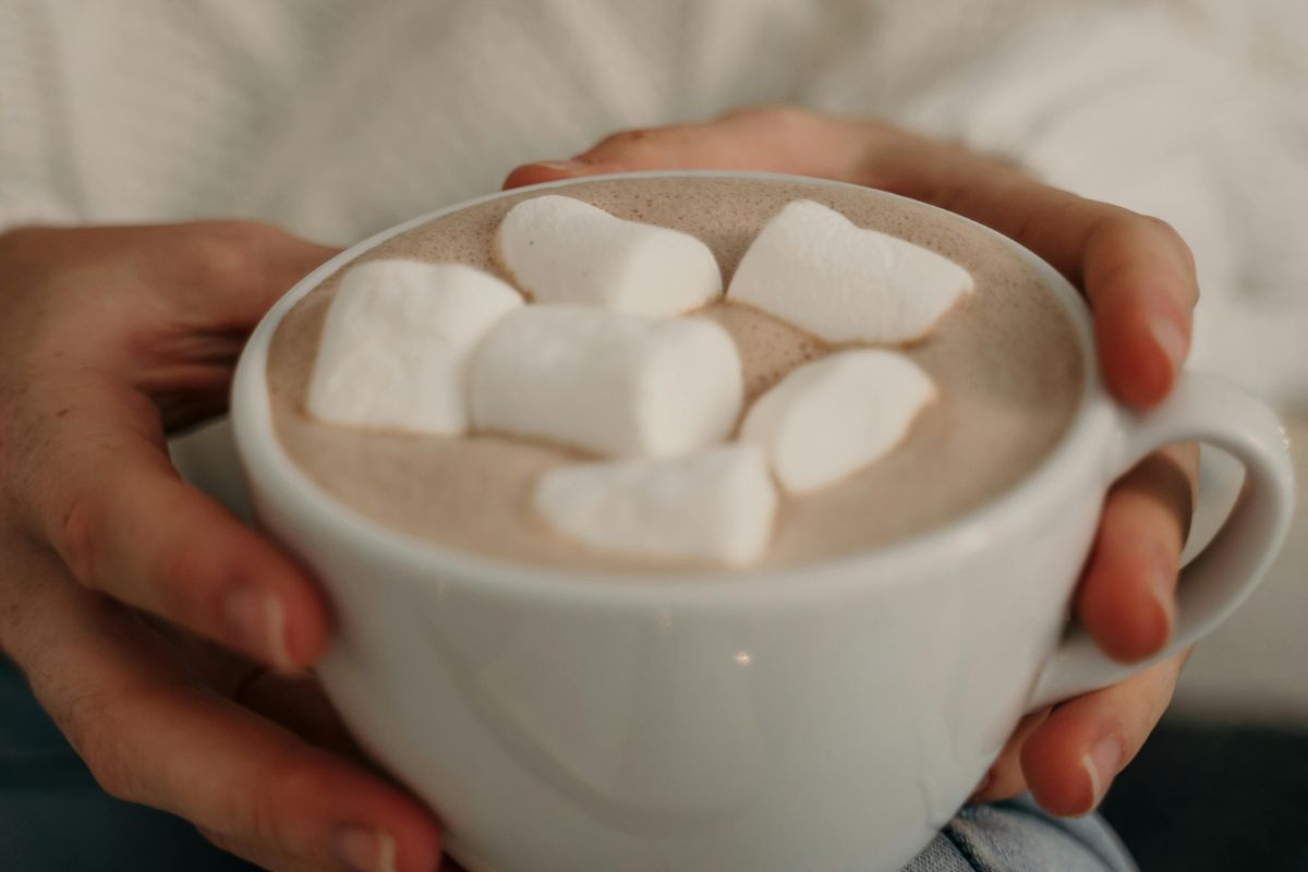 Bebida caliente de chocolate decorada con bombones. Foto de Pexels.