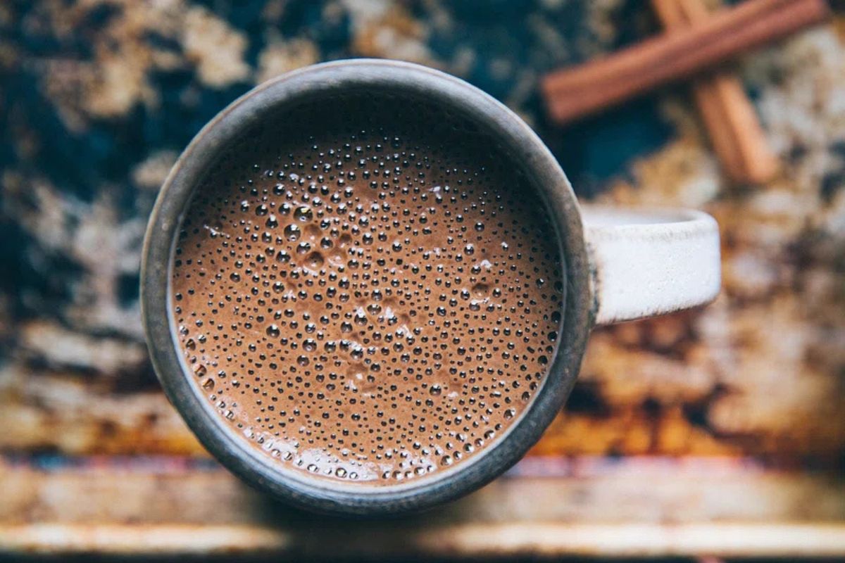 Chocolate caliente con espuma. Foto de Pexels.