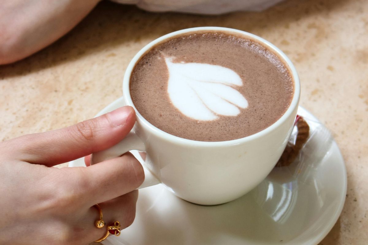 Chocolate caliente con espuma de leche. Foto de Pexels.