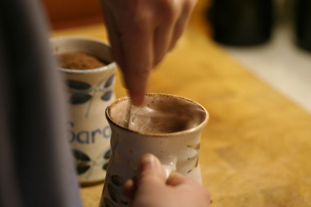 El chocolate caliente es una bebida favorita durante la temporada invernal.