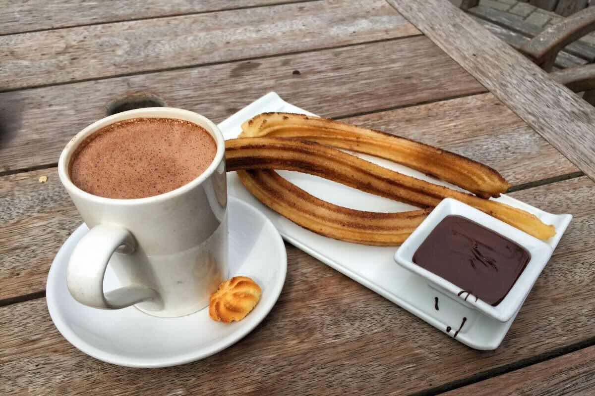 Chocolate caliente para acompañar churros recién hechos. Foto de Flickr.