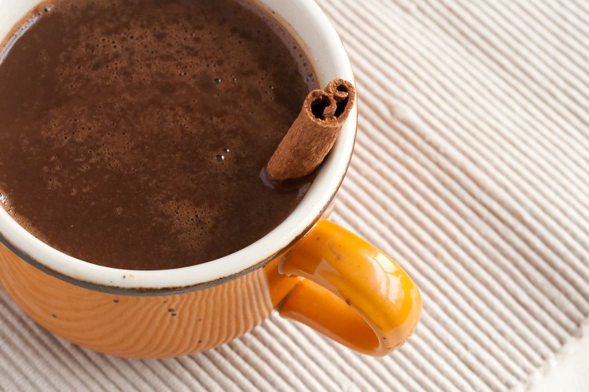 Chocolate caliente con canela. Foto de Flickr.