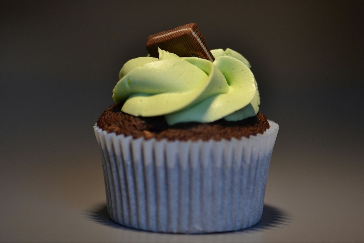 Cupcake con betún fresco. Foto de Pexels.