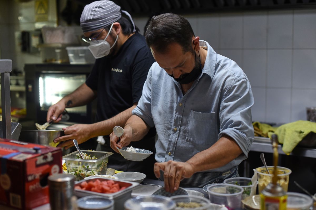 Chef terminando platillos en cocina. Foto de cortesía.