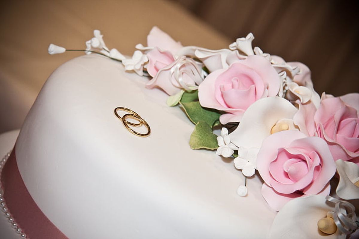 Pastel de bodas decorado con flores comestibles. Foto de Pexels.