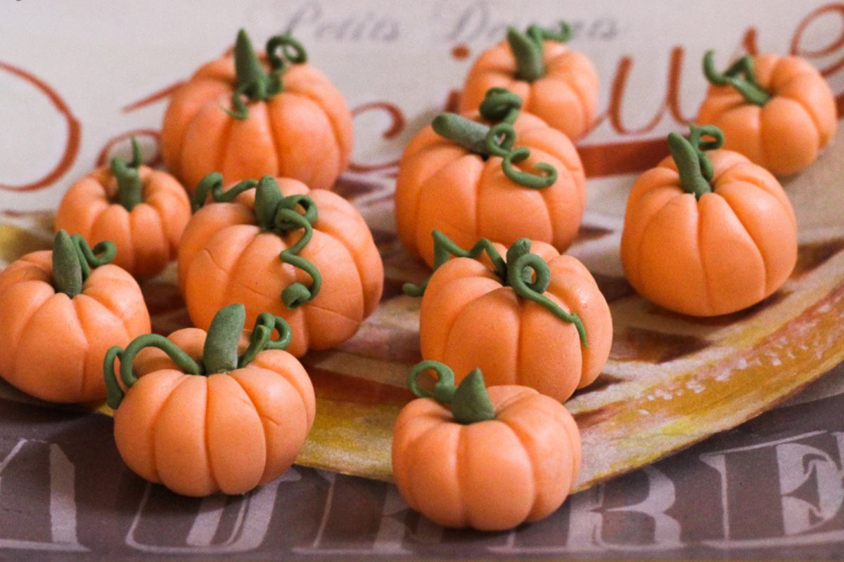 Figuras miniatura de calabazas hechas con fondant. Foto de Flickr.