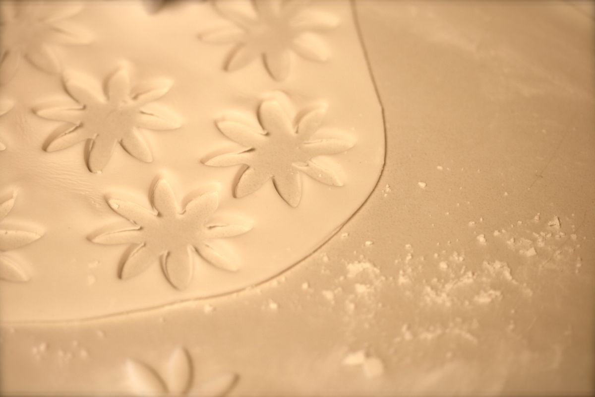 Flores de fondant para decorar pasteles. Foto de Flickr.