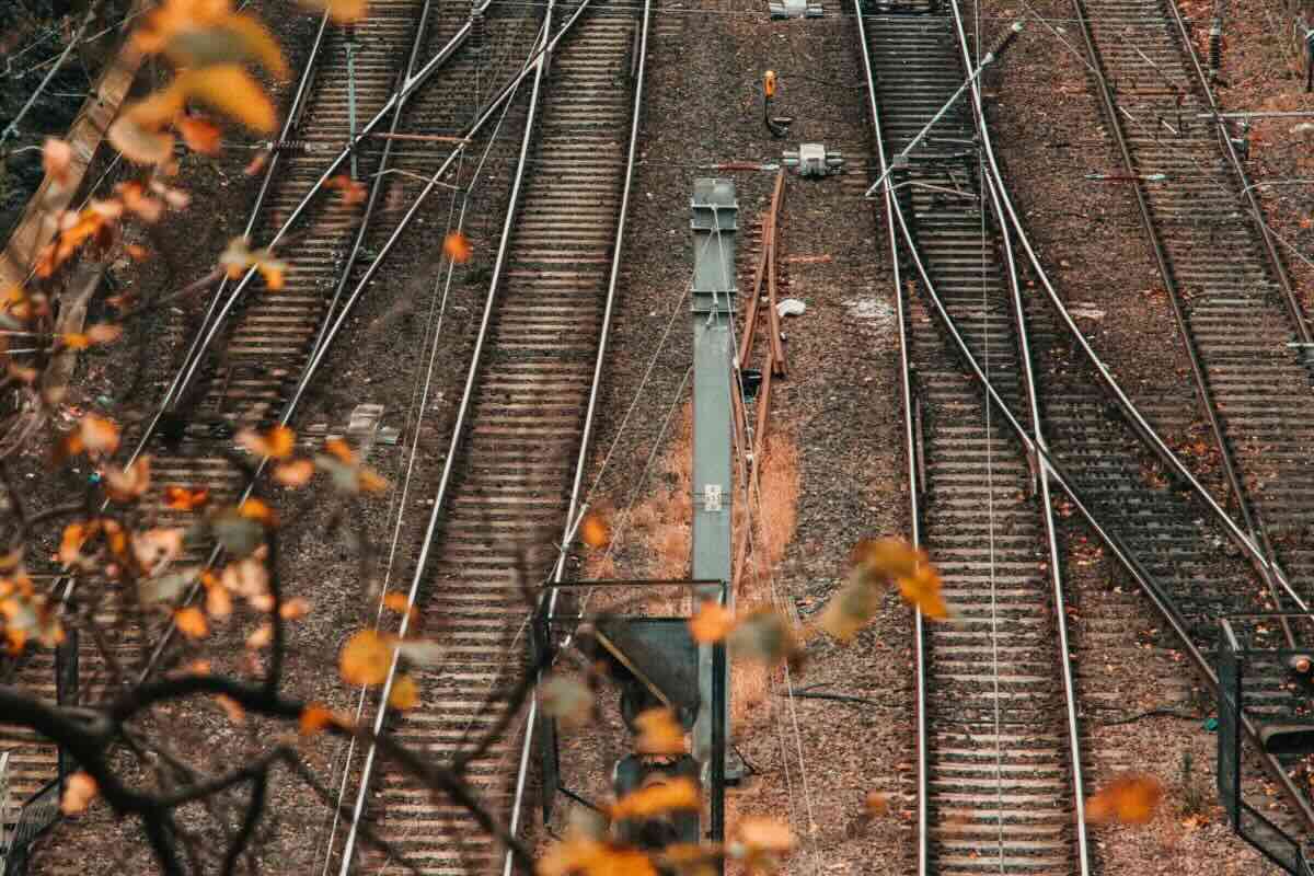 Vías del tren en Francia. Foto por Melanie Beard.