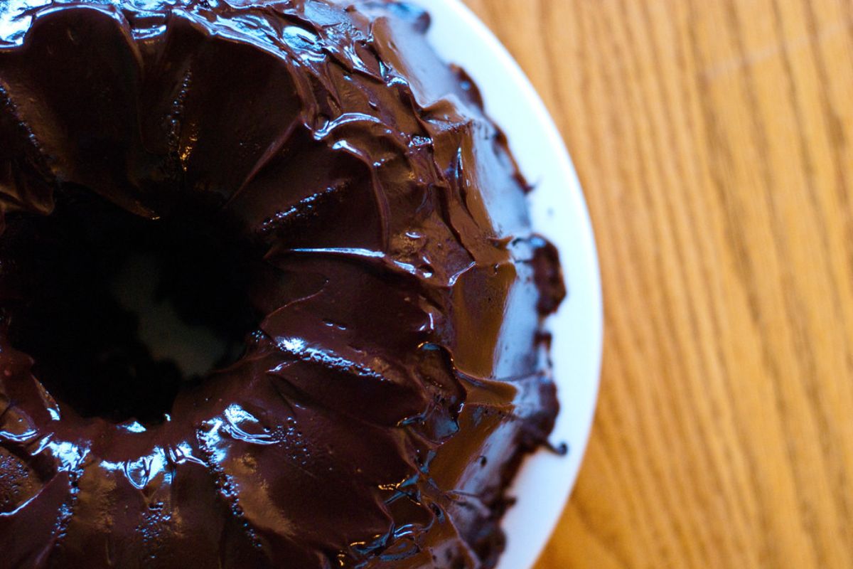 Pastel cubierto con ganache de chocolate. Foto de Flickr.