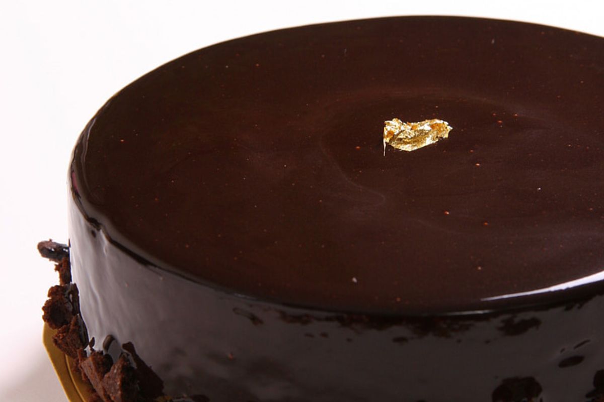 Pastel cubierto con ganache de chocolate. Foto de Flickr.