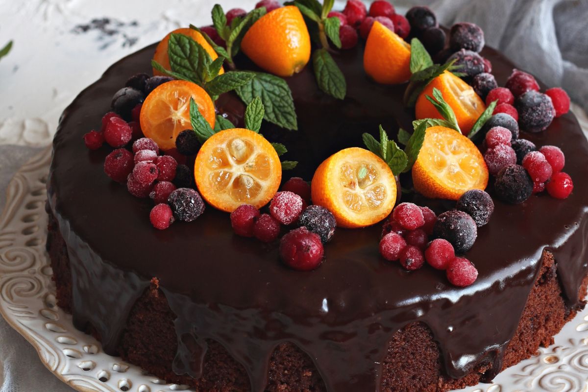 Pastel decorado con chocolate y fruta fresca. Foto de Flickr.