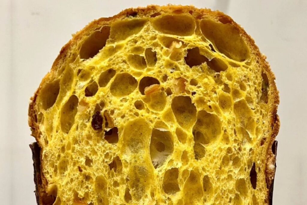 El panettone es un pan dulce navideño tradicional en Italia.